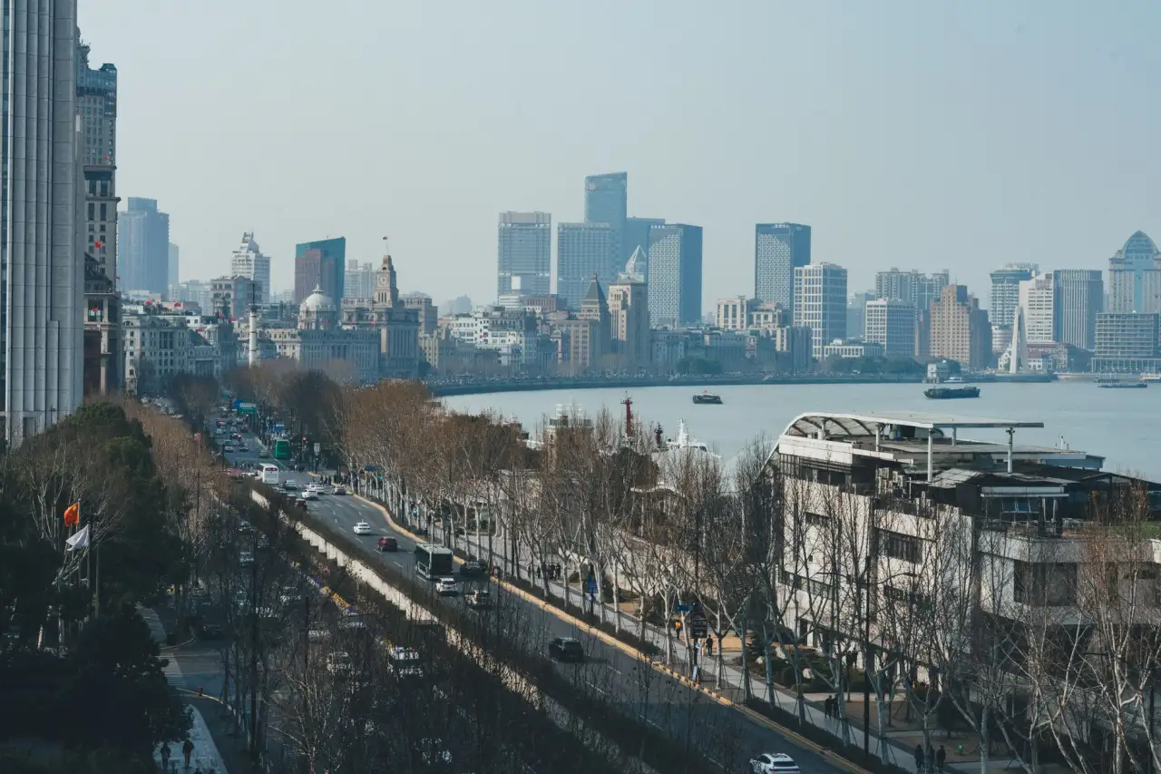 2024年仓储自动化升级：AGV搬运机器人与数据可视化平台如何协同