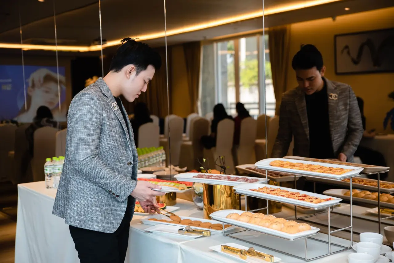 智慧物流仓储自动化升级：AGV搬运机器人与数据可视化平台协同应用