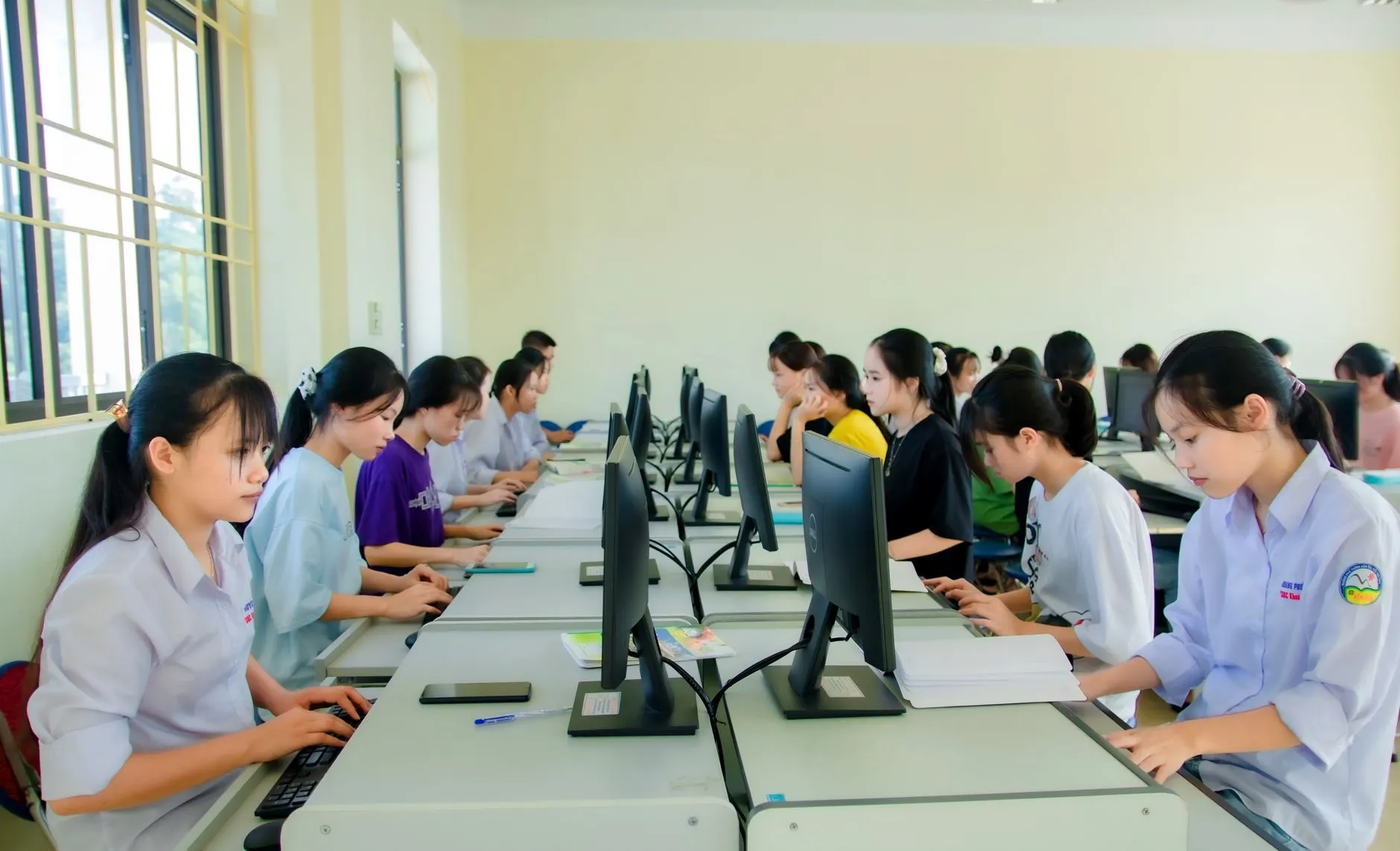盟妥科技AGV调度平台与分拣线的协同作业效率对比