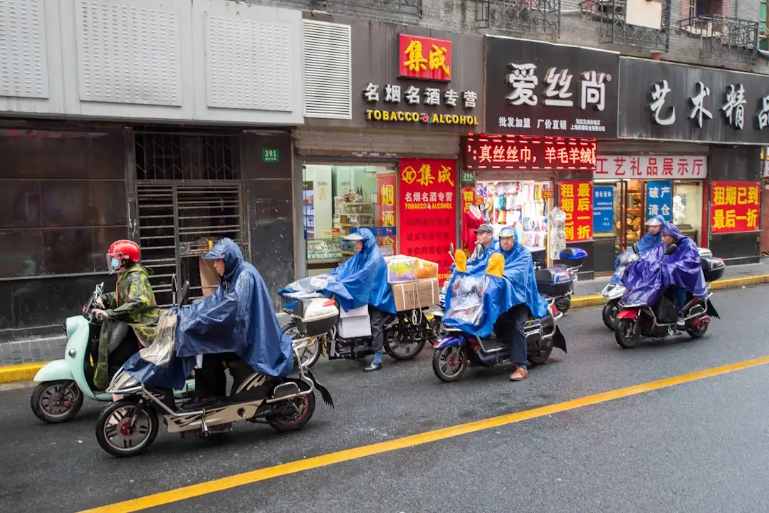 AGV搬运机器人调度与数据可视化平台在仓储升级中的应用