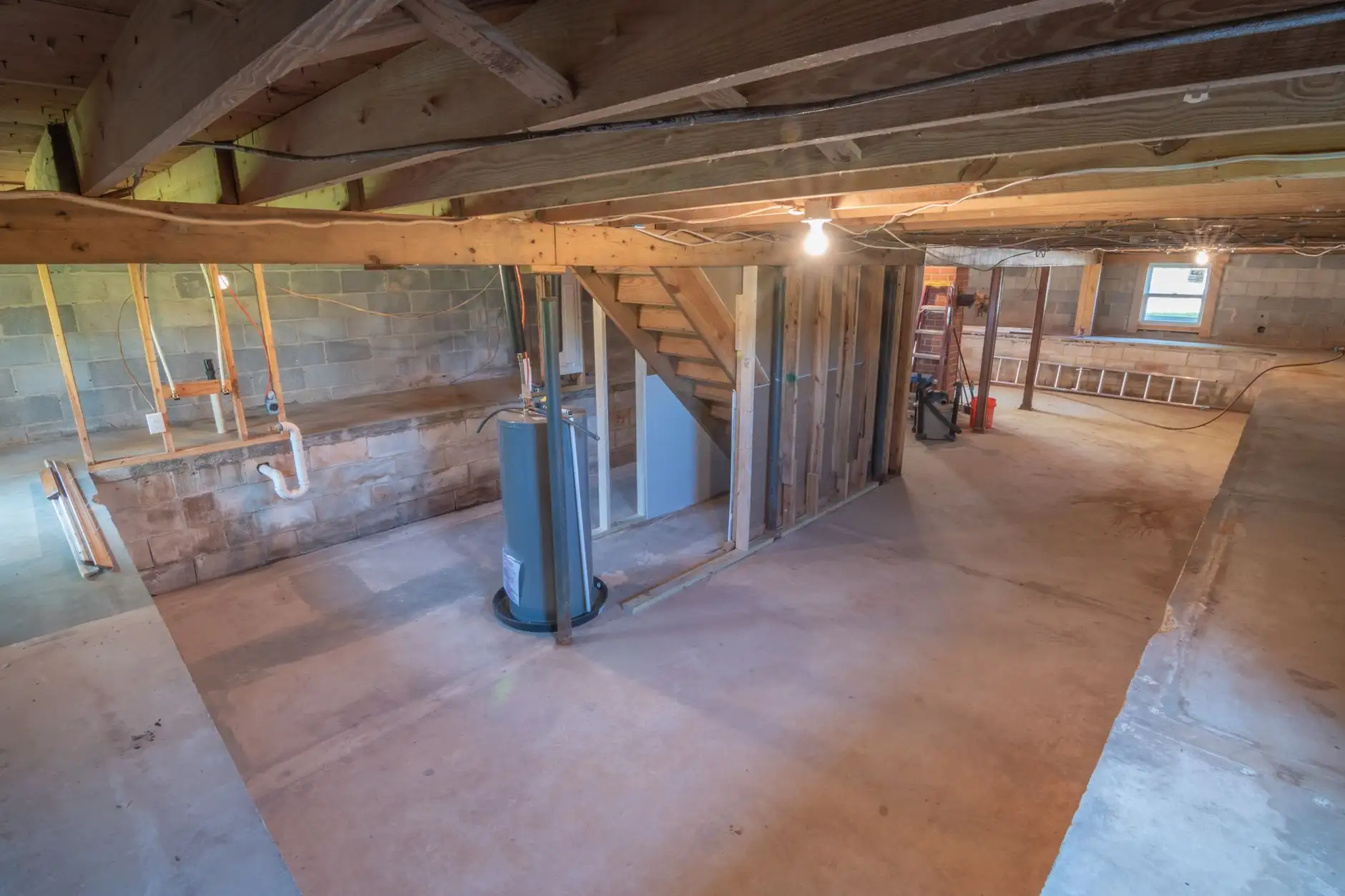 WMS系统与AGV调度平台协同下的仓储管理效率提升方案